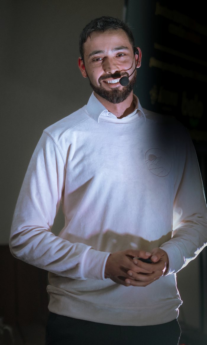 Matías Liberati dando una charla
