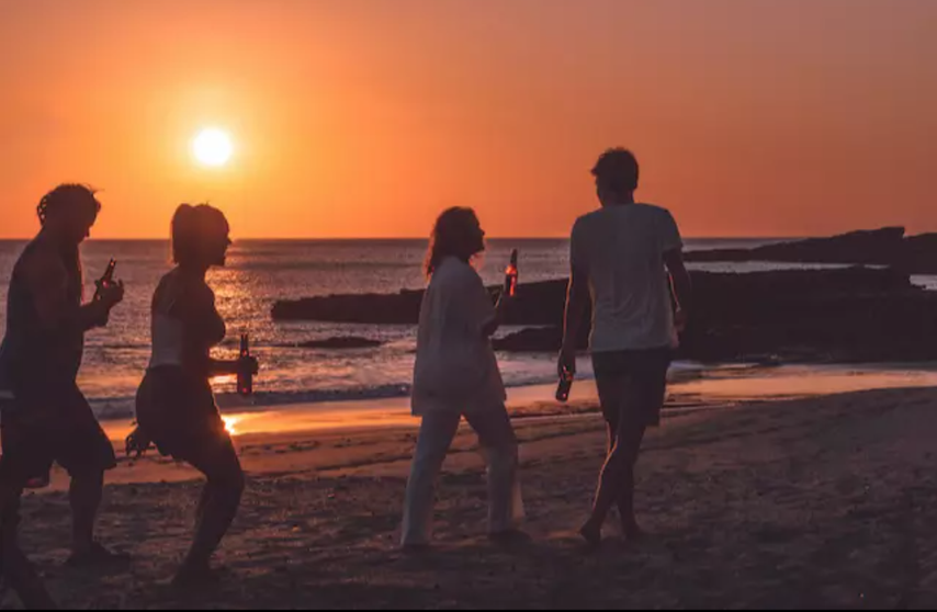 Atardecer junto al mar, imagen ilustrativa de PURA VIDA